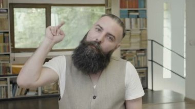 Orta parmak kamera için gösterilen iş adam tepki