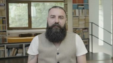 Zafer Evet hareketleri yaparak onun mutluluk başarı için ifade sakal reaksiyonu ile memnun genç adam