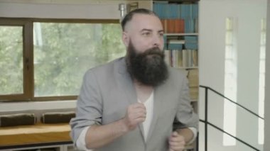 Ofiste dans ederek başarı kutluyor sakallı başarılı komik iş adamı