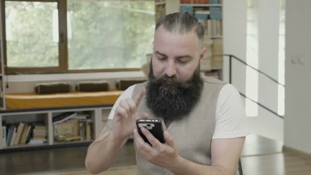 Obchodní muž používající svůj chytrý telefon v kanceláři, schvalování a pořádku gesto s rukama — Stock video