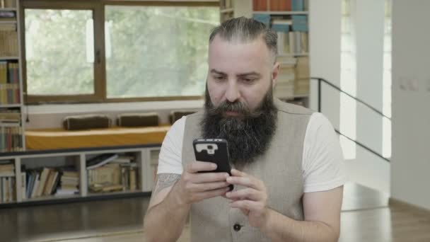 Uomo d'affari di successo ottiene grandi notizie su smart phone ed esprime felicità e omg reazione con le mani — Video Stock