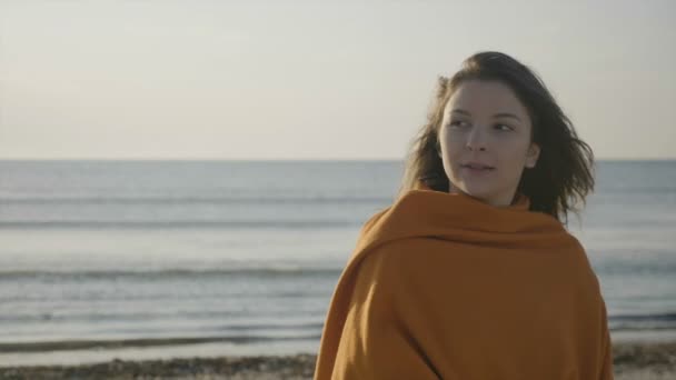 Beautful genç bir kızın saçlarını rüzgar süre sahilde gülümseyen portre kadar kapatın — Stok video