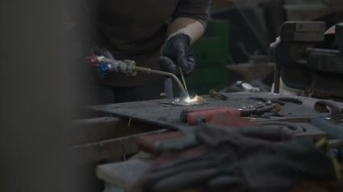 Kadın kaynakçı el onun atölyesinde kaynak aracını kullanarak bir nesne tamir yakın çekim