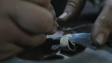 Elleri onun DIY atölyesinde profesyonel bir keskin aracı ile metal bir parça üzerinde bir kadın demirci veya kaynakçı yazma