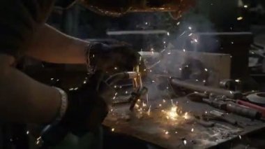 Kadın kaynakçı veya koruma maskesi tamir ve onun atölyesinde sparkles duş yapan nesne kaynak demirci yakın çekim