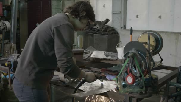 Jonge Vrouw Smid Dragen Casual Kleding Snijden Aluminium Vormen Met — Stockvideo