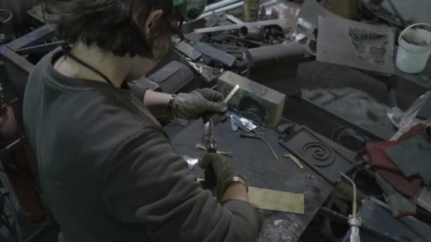 彼女のワーク ショップでアルミニウム金属片をクラフトの女性鍛冶屋 — ストック動画
