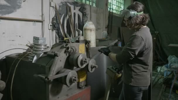 彼女自身のワーク ショップでマシンを曲げプロの金属を使用して鉄棒を曲げ女性鍛冶屋 — ストック動画