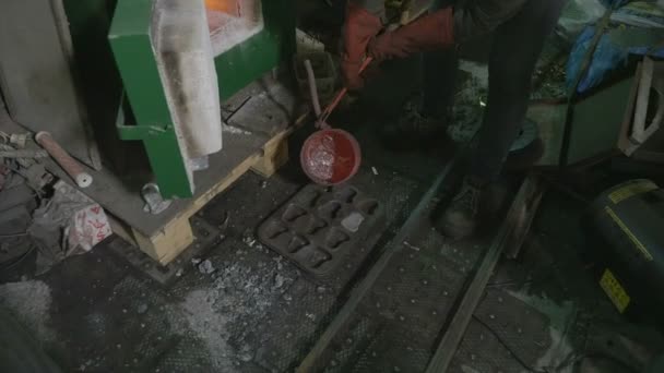 Mujer herrero fundición y verter aluminio fundido en varias formas para reciclarlo — Vídeo de stock