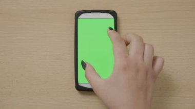 Kadın el kaydırma ve sürgülü yakınlaştırma hareketleri yeşil ekran smartphone dokunmatik ekran Multimedya yapma