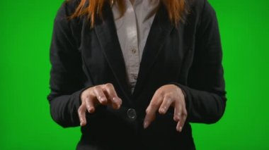 Tipik fütüristik holografik arabirimini kullanarak hayali görüntü simüle iş kadın ofis eller