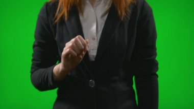 Genç kadın iş aşınmaya holografik arayüzü ile sürme ve Masaüstü içeriği yakınlaştırma el el hareketi ile çalışma