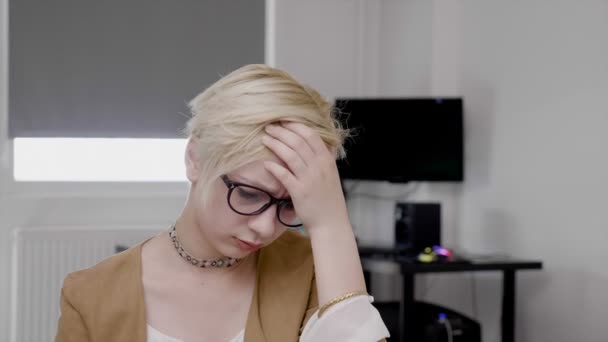 Portrait de femme de bureau oublieuse frustrée faisant facepalm réalisant qu'elle oublie de faire quelque chose d'important au travail — Video