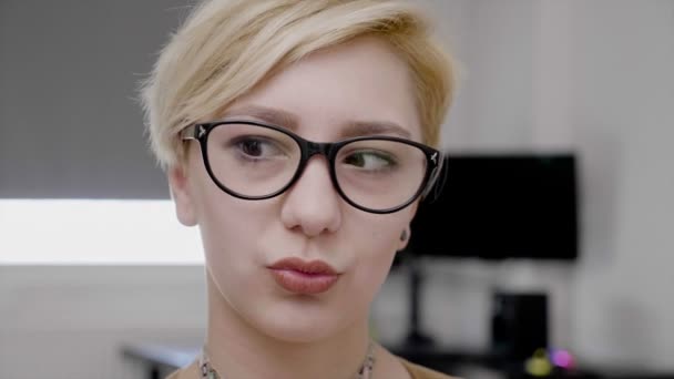 Komik Kadın Komik Yüz Ifadeleri Olan Gözleri Aşar Yapması Önüne — Stok video