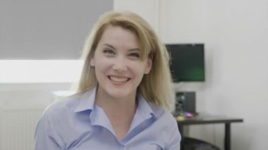 Güzel kadın girişimci silah mutlu ve kendinden emin onun başarı ve zafer iş başarı için yetiştirme heyecanlı