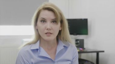 Korkmuş ve dehşete ifade yüz iri gözleri ve açık ağız varlık tarafından beklenmeyen olumsuz bilgi şok ile kurumsal genç kadın