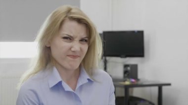 Başparmak aşağı sevmediğim bir iz gösterilen tiksinti genç iş kadını