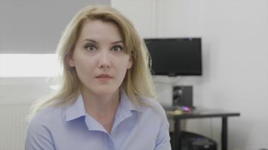 Çene düştü tepki şok edici olan tam güvensizlik içinde geniş açık ağızlı kadın ofis