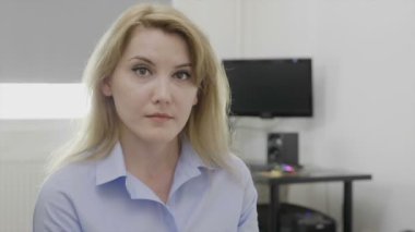 Güzel genç kadın işçiye sürpriz ve çene ifade şok tepki düştü