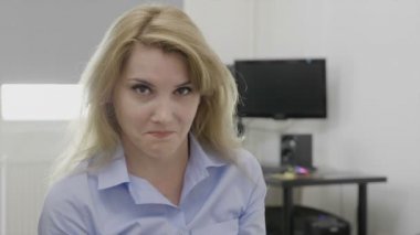 Garip ve aptal şaşkınlık ifade iş kadını bir şey tarafından yapılan komik jest yüz palm facepalm tepki