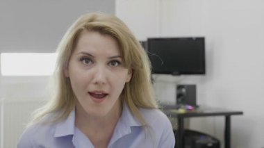 Omg oh benim Tanrı tepki ile şaşkın yüz ve açık ağız söz işyerinde kadın Genç Sarışın ofis