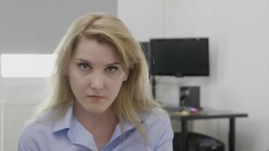 Tahriş olmuş genç kurumsal kadın ofiste facepalm tepki hayal kırıklığı ifade el hareketi onun yüzüne tokat portresi