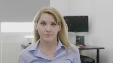 Reaksiyon ve iş jest kadın girişimci fikrini şişmiş olan şok