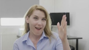 Neşeli başarılı işkadını yüksek çakmak için kendini iyi kendini beş saygısı gösterilen ve zaferini kutluyor