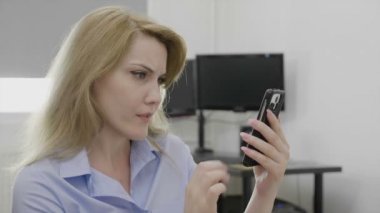 Başarılı heyecan işkadını tezahürat ve Evet jest yapma onu kazanmak kutluyor Smartphone cep telefonu ile büyük haber izlemek