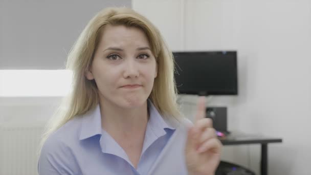 Refuser et désapprouver aucun geste fait par la belle femme d'entreprise dans le bureau refusant proposition d'entreprise — Video