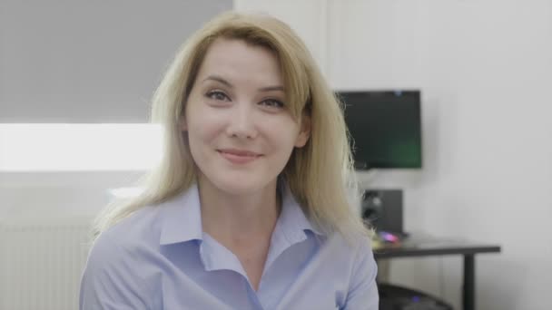 Femme entrepreneur satisfaite et optimiste assise dans son bureau donner un retour positif et accepter une offre d'affaires faire un geste d'approbation secouant la tête oui — Video