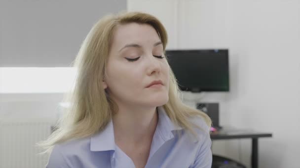 Jeune employée d'entreprise déprimée souffrant de maux de tête se sentant bouleversée et fatiguée au bureau massant ses tempes soulageant le stress — Video