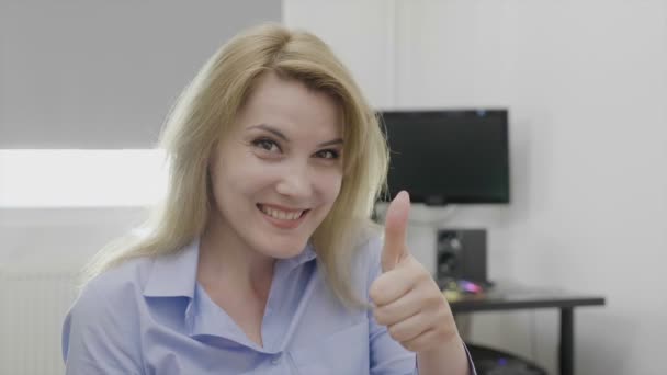 Úspěšný podnikatel krásná mladá žena v domácí kanceláři ukázal palec nahoru schválení a pozitivní pojetí