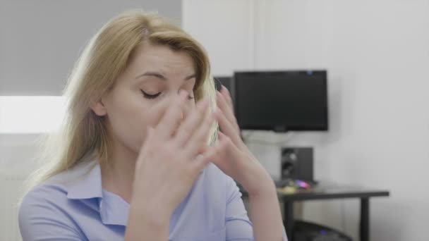 Atractiva empleada de oficina sintiéndose abrumada y estresada en el trabajo cubriendo sus ojos el exceso de trabajo y el concepto de plazo — Vídeo de stock