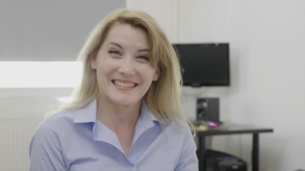 Joyeuse entreprise jeune femme agitant la main disant bonjour dans le bureau — Video