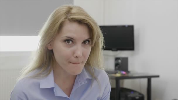 Блондинка-деловая женщина делает и говорит чертово выражение реакции — стоковое видео