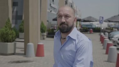 Yetişkin işadamı iş şehir kurma karşı salsa Latin ritmine sokak dansı zevk