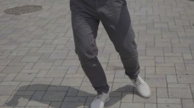 Kentin kentsel sokaklarda gerçekleştirme salsa adımları gösteren güçlü komik dans hocası