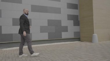 Kendine güvenen işadamı sokakta çalışmaya yolda freestye dans dans