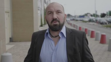 Sakallı adam açık ağızlı endişeli olma ve şok edici bir şey görmek sürpriz bir tepki
