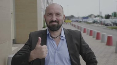 Onay ve destek ifade kadar yaşasın vererek şehir sokak üzerinde duran genç işadamı