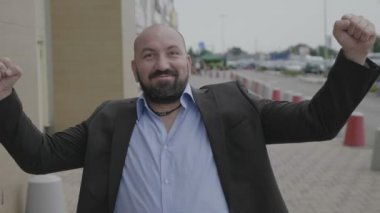 Yetişkin iş adamı girişimci başarı memnun ve kendinden emin bir görünüm kutluyor yumruk pompalama kazanan sevinci ifade