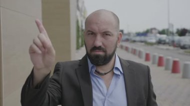 İşaret parmağı inkar açık ifade hiç jest yapıyor sallayarak iş adamı