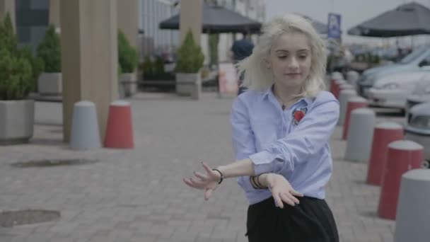 Professionele Jonge Danseres Genieten Van Dansen Tonen Sensuele Latijn Beweegt — Stockvideo