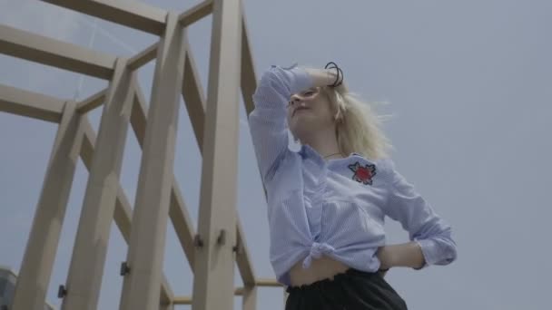 华丽的激情的年轻的金发女子摇臀舞拉丁风格外与夏季天空和建筑背景 — 图库视频影像