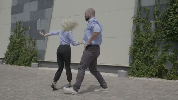 年轻熟练的商业情侣跳舞拉丁 Frestyle 户外附近的商务中心放松和乐趣 — 图库视频影像