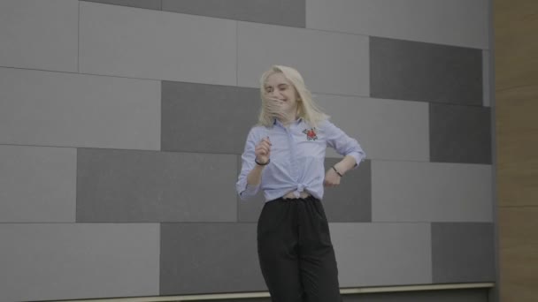 Jovem Empresária Loira Feliz Expressando Sucesso Estourando Dança Alegre Estilo — Vídeo de Stock