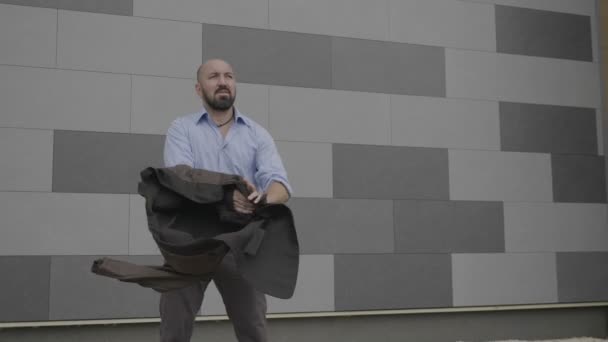 Guapo Hombre Negocios Divertido Lanzando Abrigo Empezando Bailar Público Latino — Vídeos de Stock