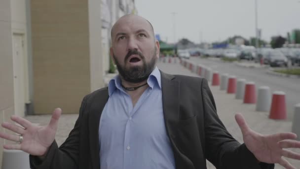 Homem Barbudo Com Boca Aberta Sendo Preocupado Tendo Uma Reação — Vídeo de Stock