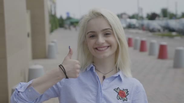 Uśmiechający Się Kobieta Młody Przedsiębiorca Podając Kciuki Górę Poza Ulicy — Wideo stockowe